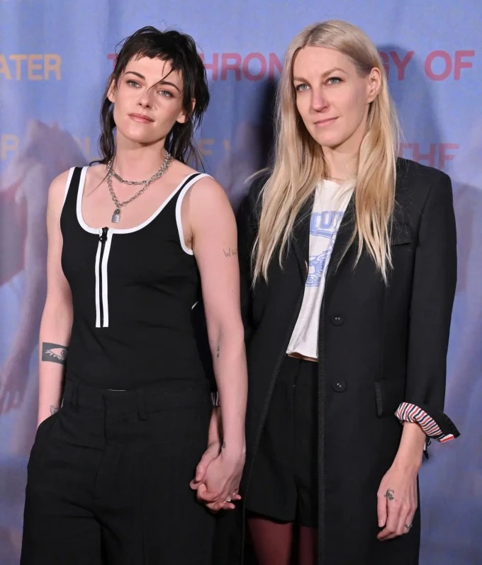 Robert Pattinson bị cho là đá xéo Kristen Stewart Robert Pattinson bị cho là đá xéo Kristen Stewart