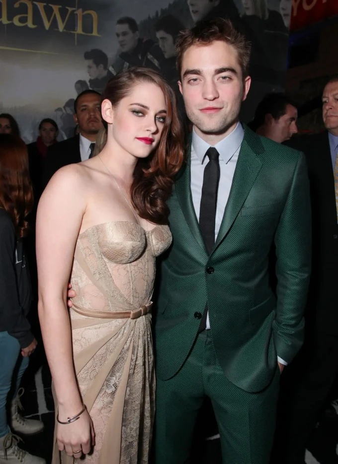 Robert Pattinson bị cho là đá xéo Kristen Stewart Robert Pattinson bị cho là đá xéo Kristen Stewart