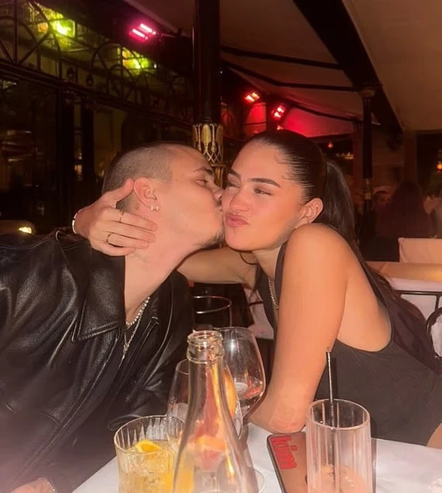 Romeo Beckham bế bổng bạn gái trong ảnh mừng ngày Quốc tế Phụ nữ