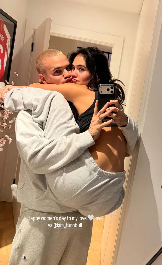 Romeo Beckham bế bổng bạn gái trong ảnh mừng ngày Quốc tế Phụ nữ