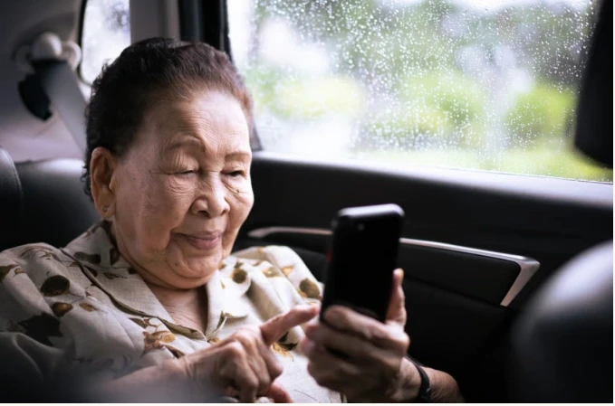 Sập bẫy tình “tổng tài AI", cụ bà U90 viết thư, đòi cưới, chi tiền thật cho tình ảo