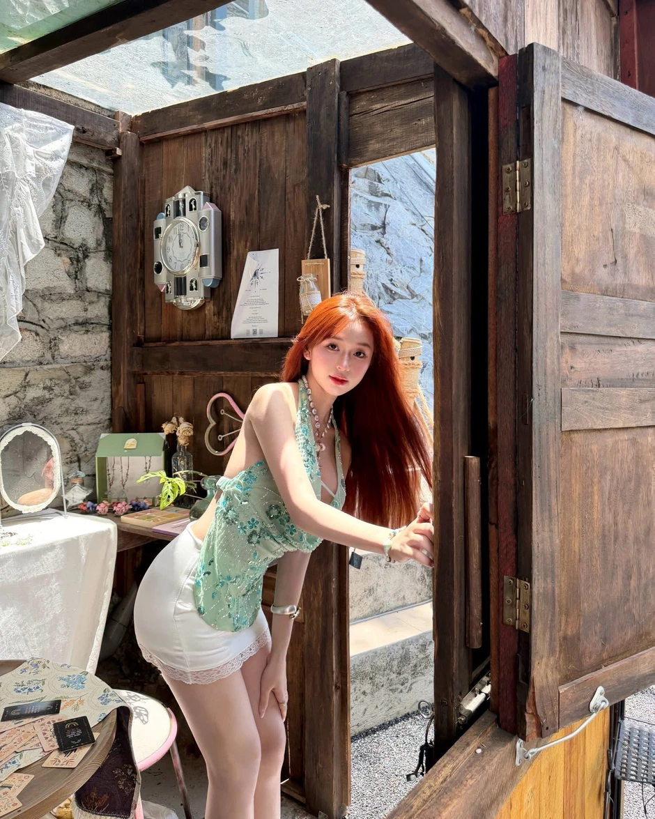 Sau màn diện đồ Siêu nhân hồng tại Concert, hot girl lại khiến cộng đồng mạng bất ngờ