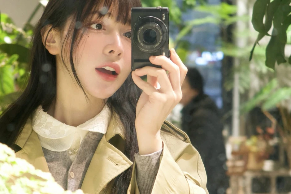 Say lòng trước khoảnh khắc "nàng thơ" bên giá vẽ, vẻ đẹp thanh tao hút hồn mọi ánh nhìn