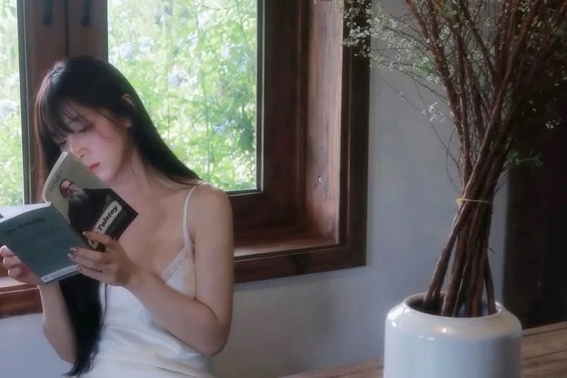 Say lòng trước khoảnh khắc "nàng thơ" bên giá vẽ, vẻ đẹp thanh tao hút hồn mọi ánh nhìn