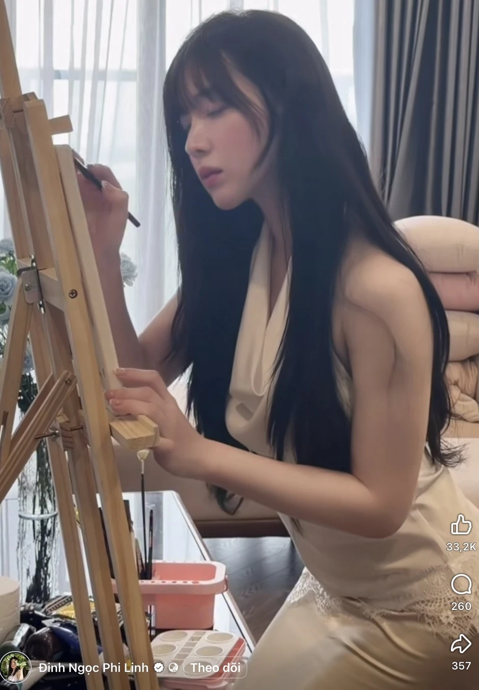 Say lòng trước khoảnh khắc "nàng thơ" bên giá vẽ, vẻ đẹp thanh tao hút hồn mọi ánh nhìn