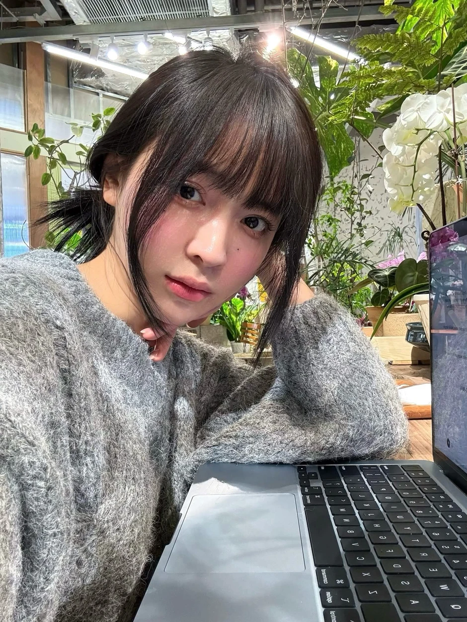 Say lòng trước khoảnh khắc "nàng thơ" bên giá vẽ, vẻ đẹp thanh tao hút hồn mọi ánh nhìn