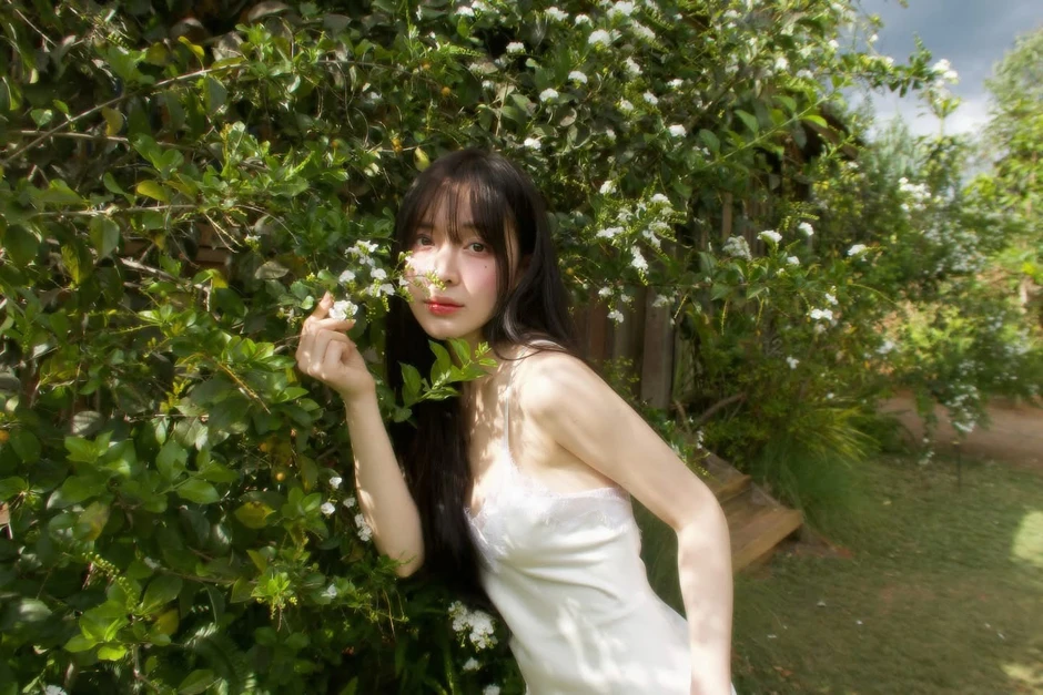 Say lòng trước khoảnh khắc "nàng thơ" bên giá vẽ, vẻ đẹp thanh tao hút hồn mọi ánh nhìn