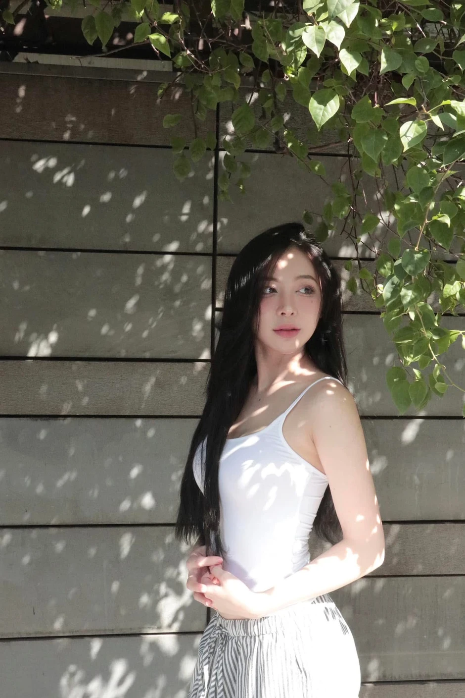 Say lòng trước khoảnh khắc "nàng thơ" bên giá vẽ, vẻ đẹp thanh tao hút hồn mọi ánh nhìn