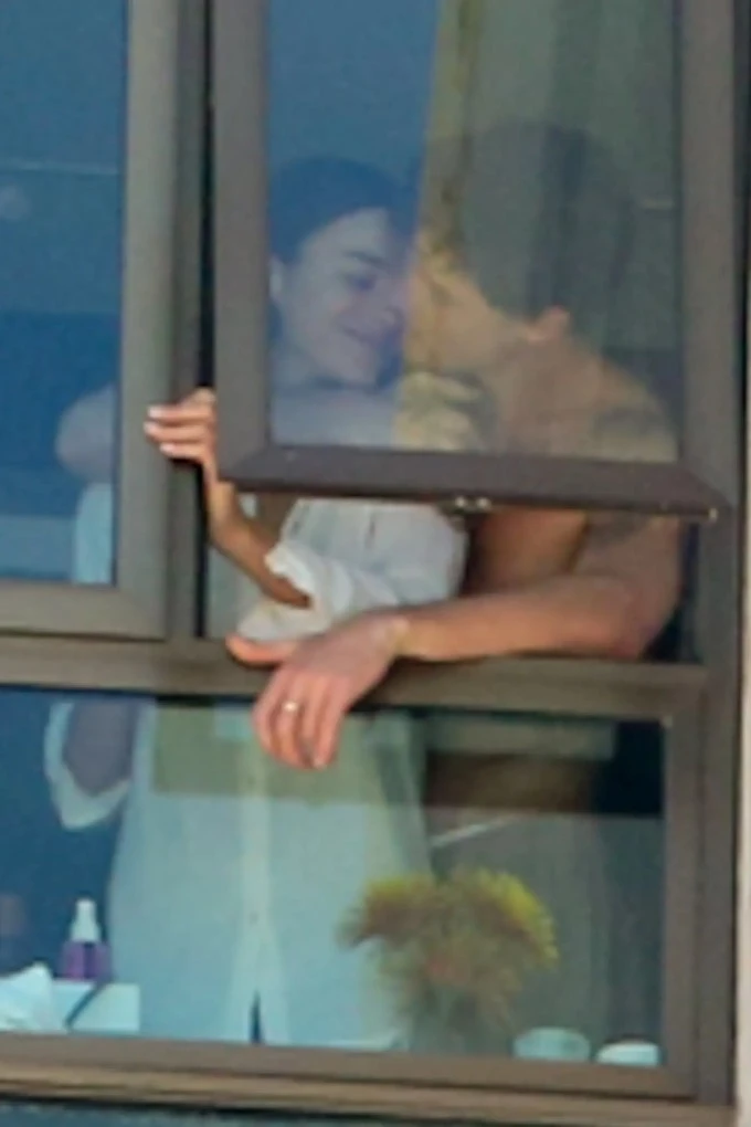 Shawn Mendes âu yếm bạn gái mới trên bãi biển Shawn Mendes âu yếm bạn gái mới trên bãi biển