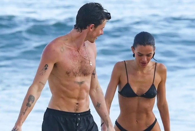 Shawn Mendes âu yếm bạn gái mới trên bãi biển Shawn Mendes âu yếm bạn gái mới trên bãi biển