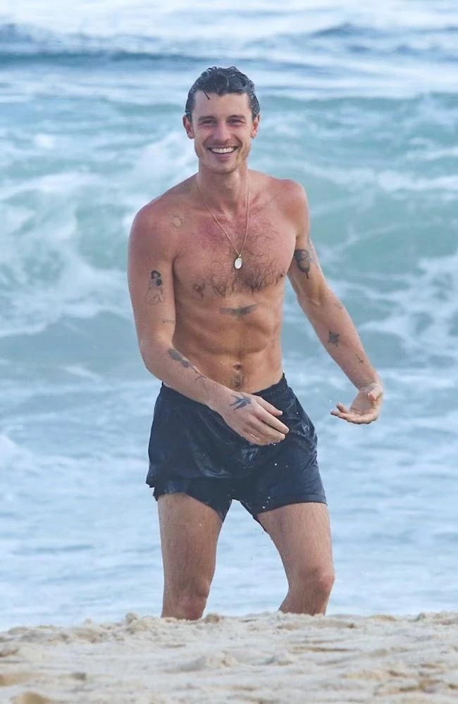 Shawn Mendes âu yếm bạn gái mới trên bãi biển Shawn Mendes âu yếm bạn gái mới trên bãi biển