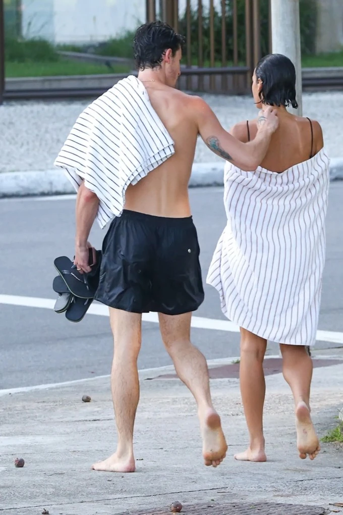 Shawn Mendes âu yếm bạn gái mới trên bãi biển Shawn Mendes âu yếm bạn gái mới trên bãi biển