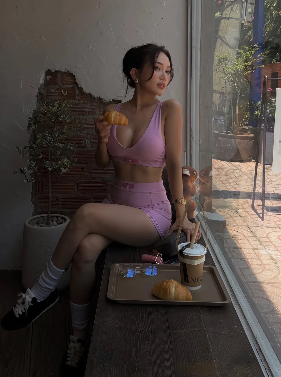 Sĩ Thanh "đốt mắt" fan trong set đồ Gym hồng: Visual thăng hạng, vóc dáng "vô thực" ở tuổi 40