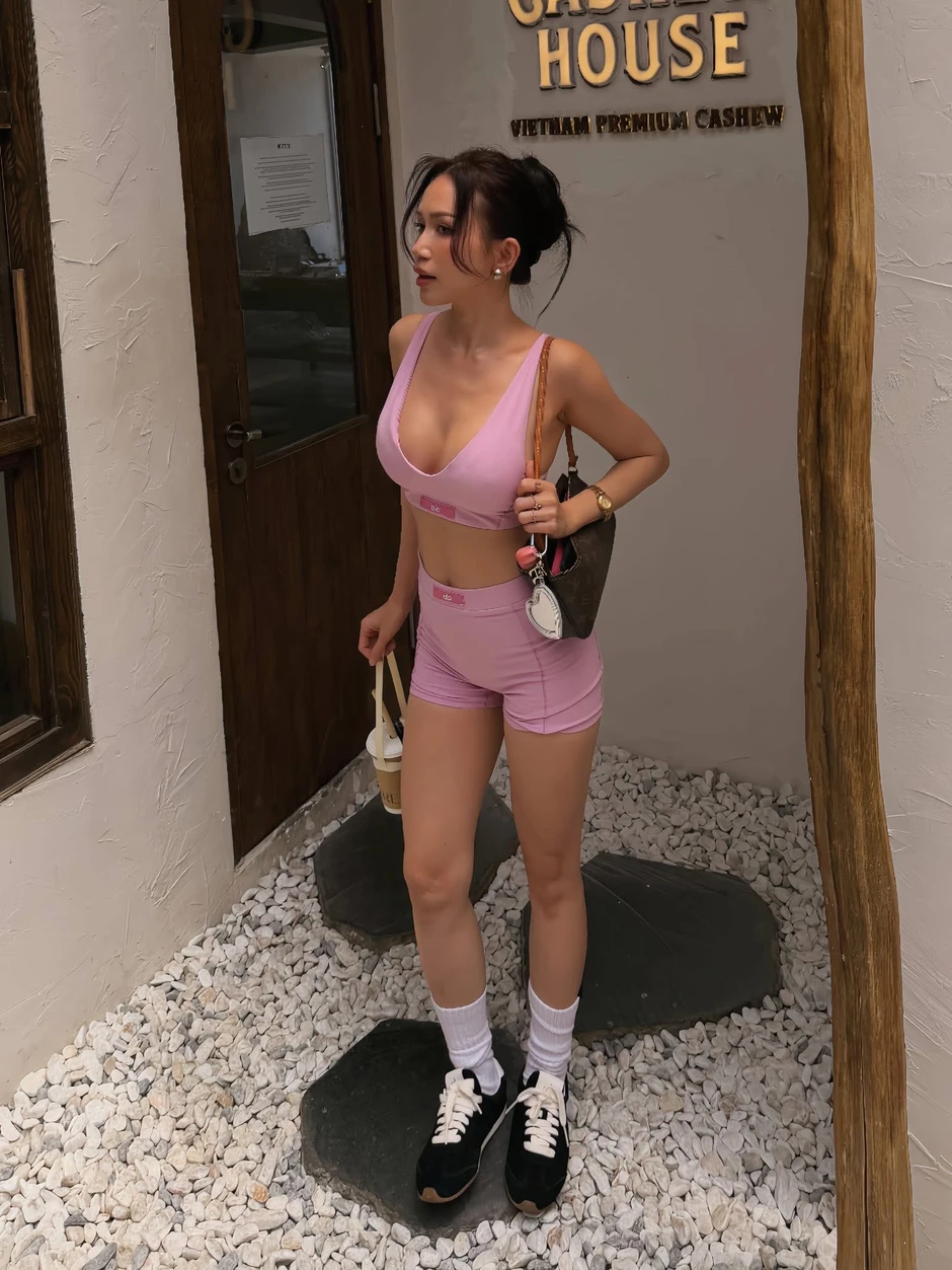 Sĩ Thanh "đốt mắt" fan trong set đồ Gym hồng: Visual thăng hạng, vóc dáng "vô thực" ở tuổi 40