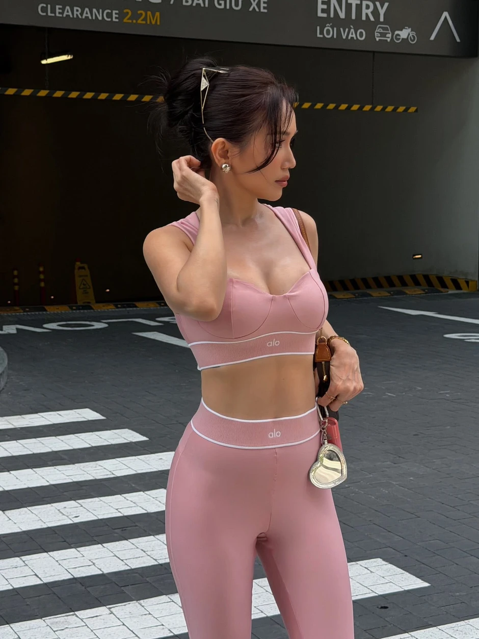 Sĩ Thanh "đốt mắt" fan trong set đồ Gym hồng: Visual thăng hạng, vóc dáng "vô thực" ở tuổi 40