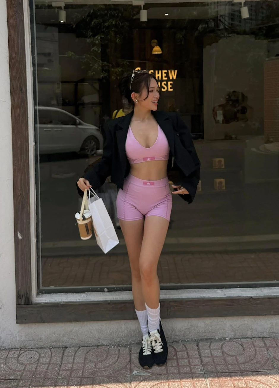 Sĩ Thanh "đốt mắt" fan trong set đồ Gym hồng: Visual thăng hạng, vóc dáng "vô thực" ở tuổi 40