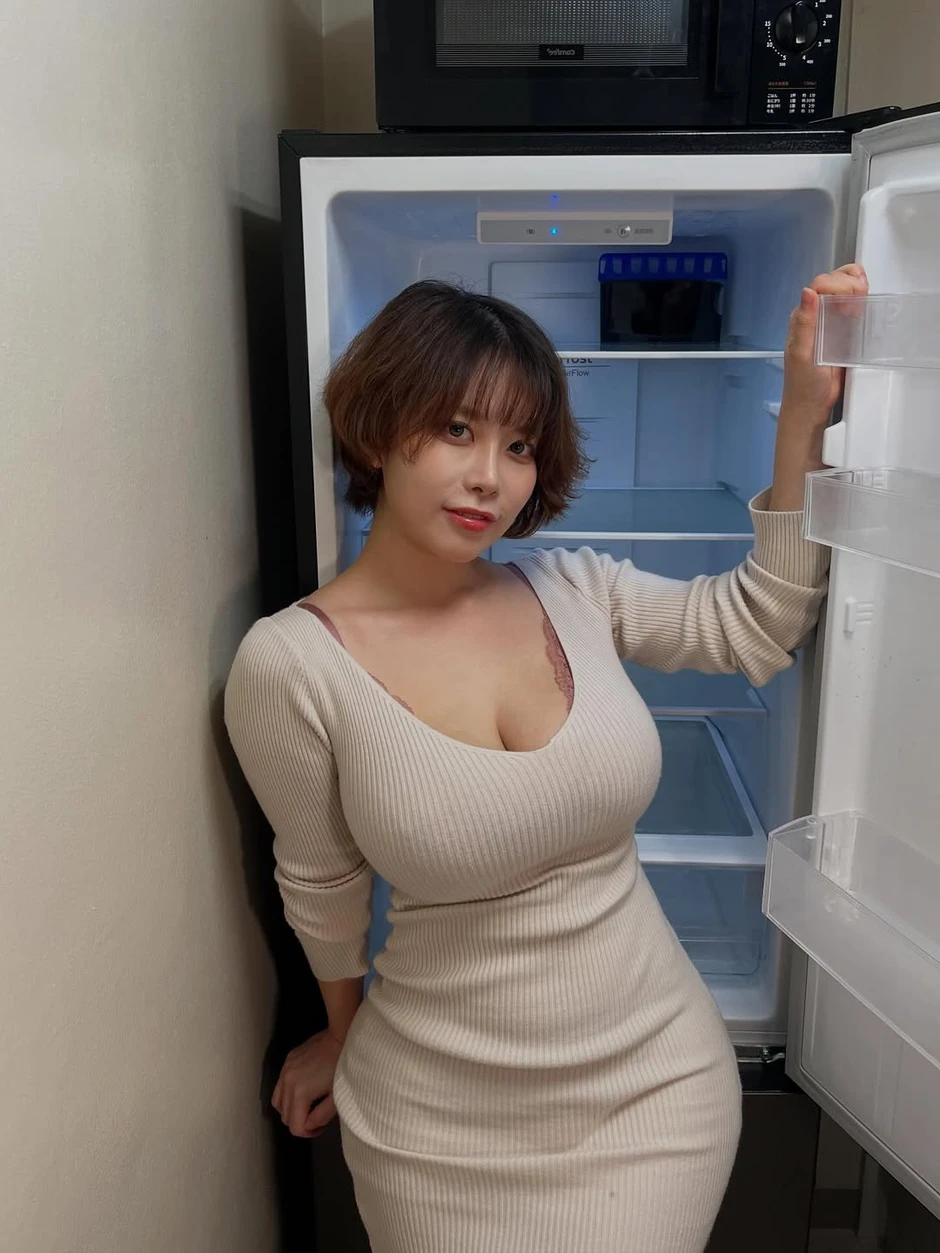 Sở hữu thân hình "không tưởng" như nhân vật anime, nàng hot girl khiến cộng đồng mạng bùng nổ