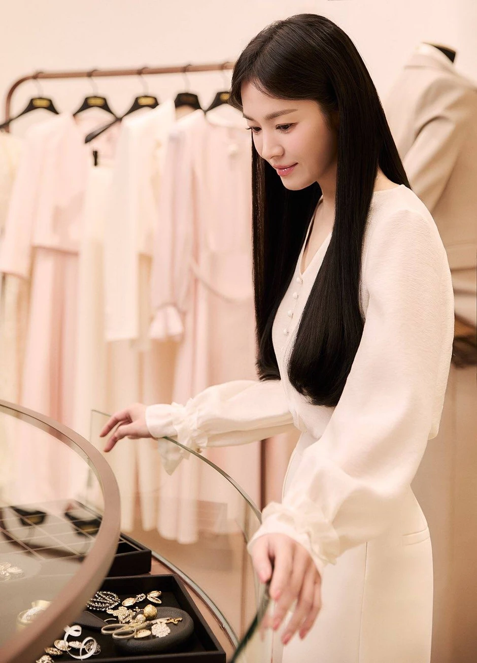 Song Hye Kyo lộ diện sau khi bị tố phá hỏng hôn nhân với Song Joong Ki, một chi tiết khiến cả MXH bàn tán