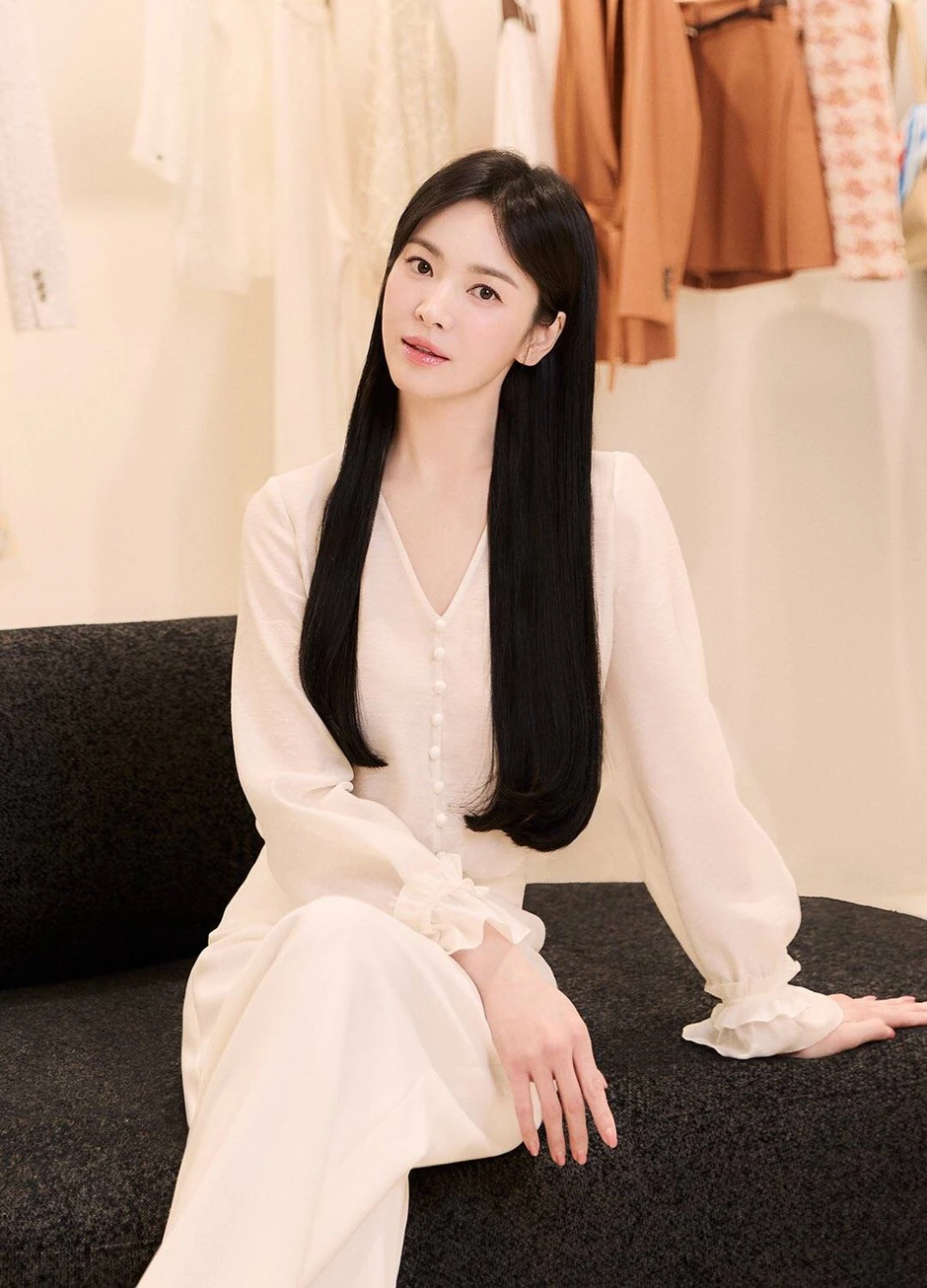 Song Hye Kyo lộ diện sau khi bị tố phá hỏng hôn nhân với Song Joong Ki, một chi tiết khiến cả MXH bàn tán