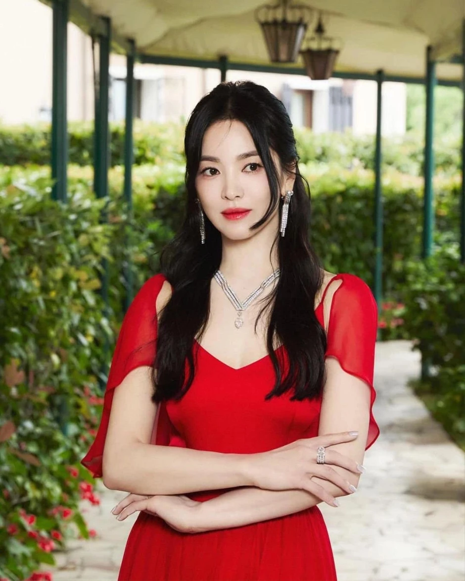 Song Hye Kyo bất ngờ rời khỏi phòng tắm công cộng sau khi gặp một người phụ nữ