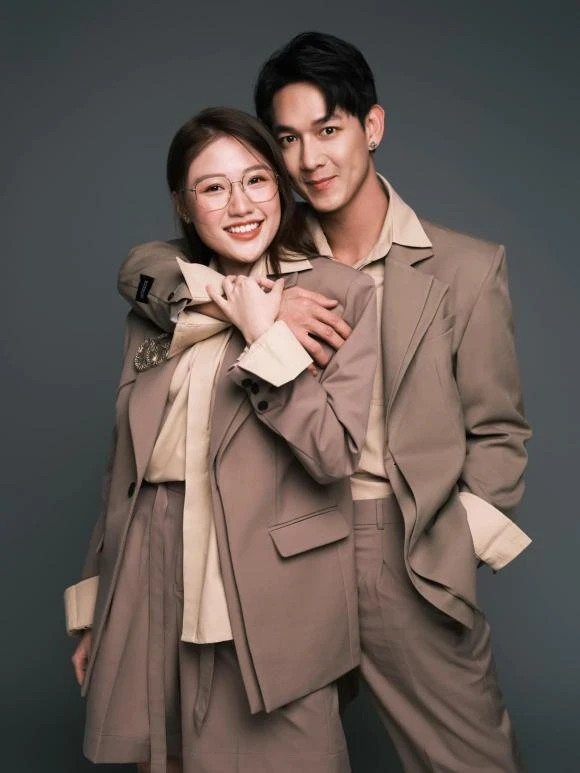 Song Luân bị bắt gặp đi hẹn hò tại rạp phim cùng gái xinh 2k1