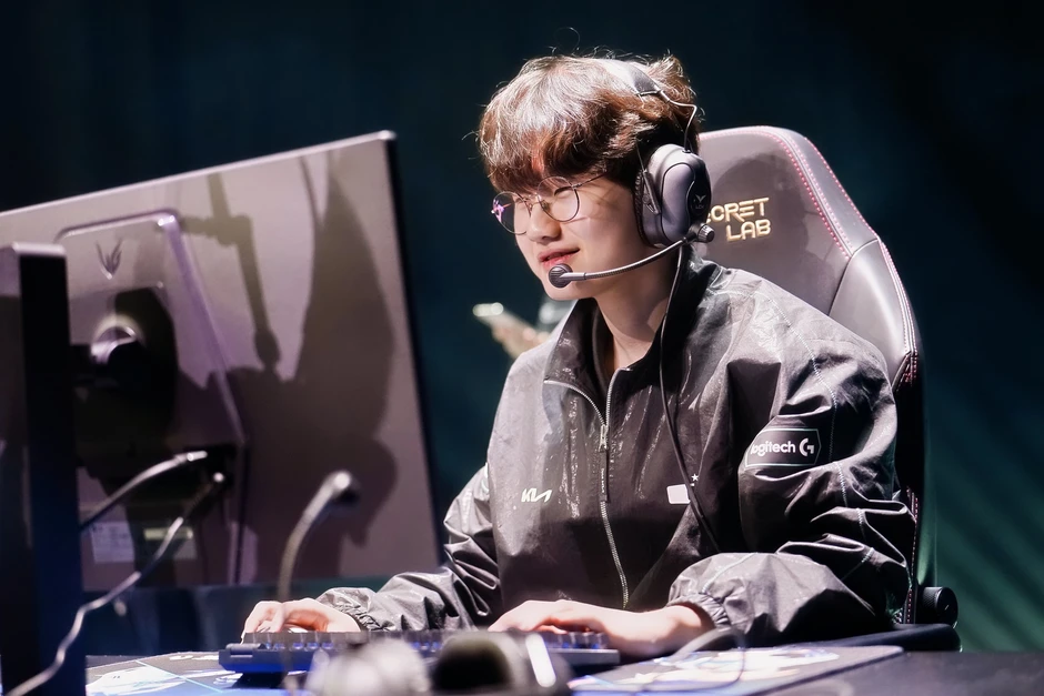 Sự thật đằng sau bức ảnh viral nhất trận DK vs T1: Chính chủ lên tiếng, câu chuyện khiến fan "ngã ngửa"!