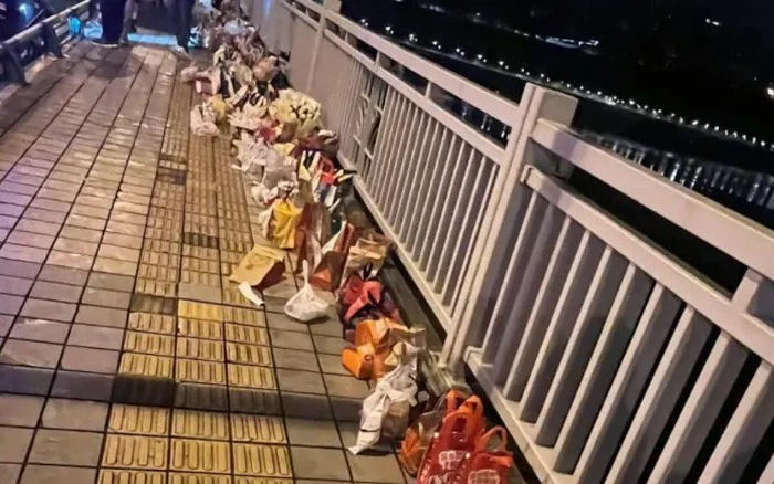 Sự thật về vụ chàng trai nhảy cầu tự vẫn vì bị bạn gái chia tay gây rúng động dư luận Sự thật về vụ chàng trai nhảy cầu tự vẫn vì bị bạn gái chia tay gây rúng động dư luận