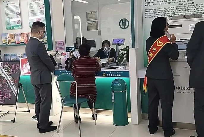 Tài khoản bất ngờ tăng 2,6 tỷ đồng, người đàn ông chuyển 763 triệu đi đầu tư và tuyên bố cảnh sát không có quyền can thiệp