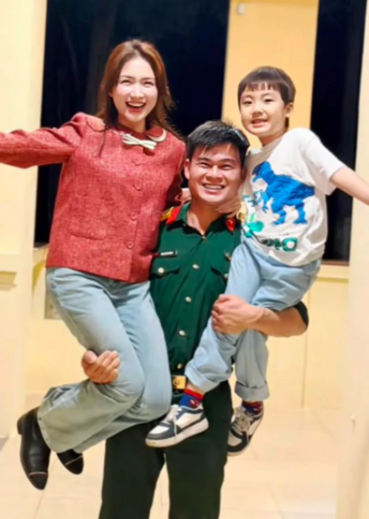 Tan chảy clip con trai Hòa Minzy thăm Đại úy Văn Cương, quấn quýt không rời Tan chảy clip con trai Hòa Minzy thăm Đại úy Văn Cương, quấn quýt không rời