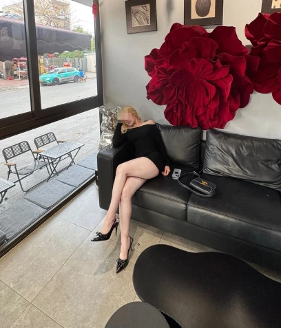 Tạo dáng phản cảm ở quán cafe, hot girl khiến người xem ngán ngẩm đến "cạn lời"