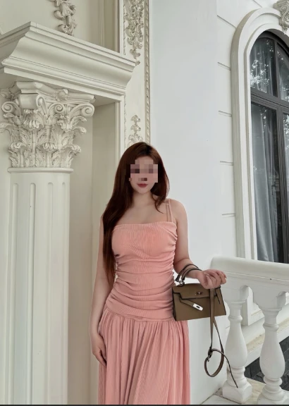 Tạo dáng phản cảm ở quán cafe, hot girl khiến người xem ngán ngẩm đến "cạn lời"