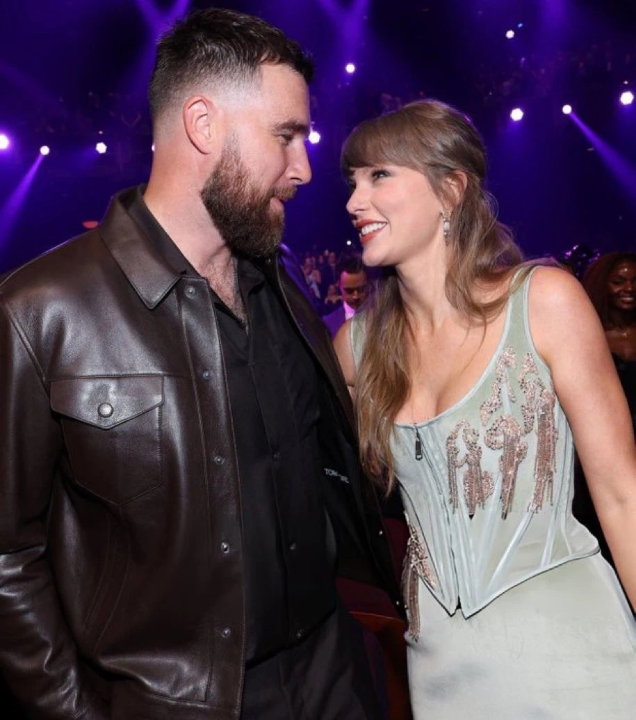 Taylor Swift lần đầu đưa vị hôn phu đến lễ trao giải âm nhạc
