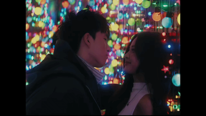 Nếu Joan Tina thể hiện khá tròn trịa hình ảnh một cô gái đang yêu với ánh mắt tình tứ, những cử chỉ quan tâm và biểu cảm đủ thuyết phục, thì HIEUTHUHAI lại bị nhận xét là khá nhạt nhòa