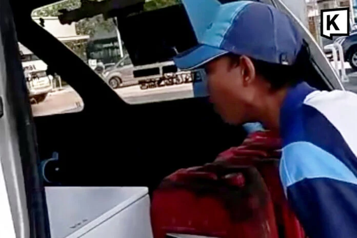 Thái Lan: Bị từ chối bán dầu, người đàn ông quay lại với quan tài chứa thi thể Thái Lan: Bị từ chối bán dầu, người đàn ông quay lại với quan tài chứa thi thể