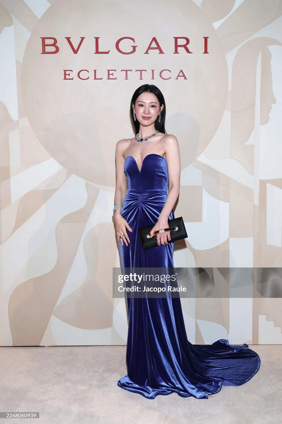 Thảm đỏ BVLGARI quy tụ Lưu Diệc Phi, Anne Hathaway và dàn sao đông: Phải liên tục chụp ảnh để tất cả được là center?