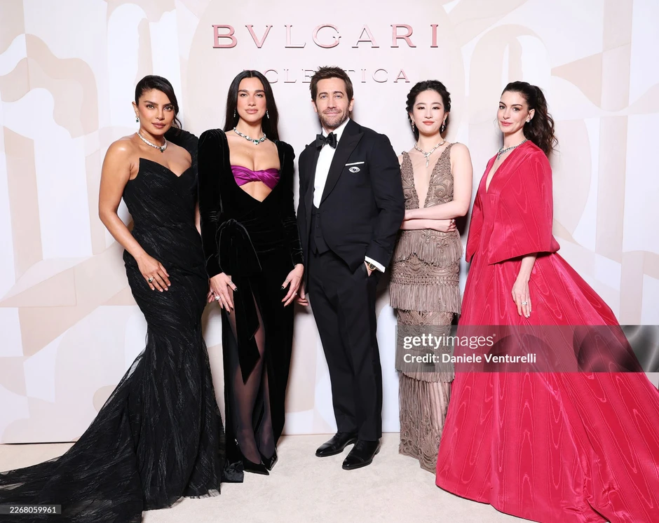 Thảm đỏ BVLGARI quy tụ Lưu Diệc Phi, Anne Hathaway và dàn sao đông: Phải liên tục chụp ảnh để tất cả được là center?