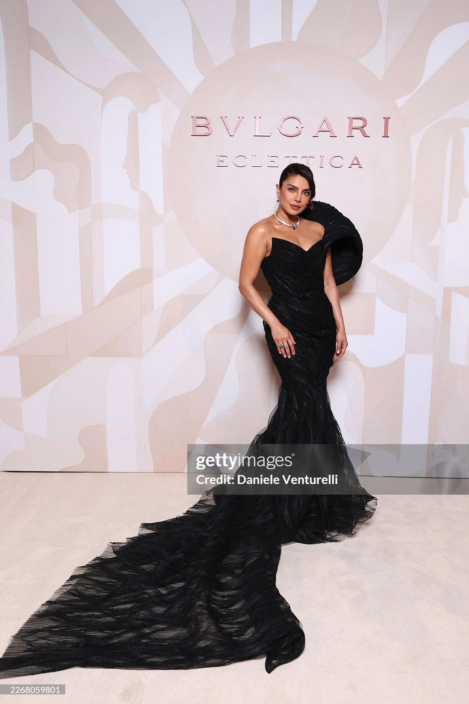 Thảm đỏ BVLGARI quy tụ Lưu Diệc Phi, Anne Hathaway và dàn sao đông: Phải liên tục chụp ảnh để tất cả được là center?