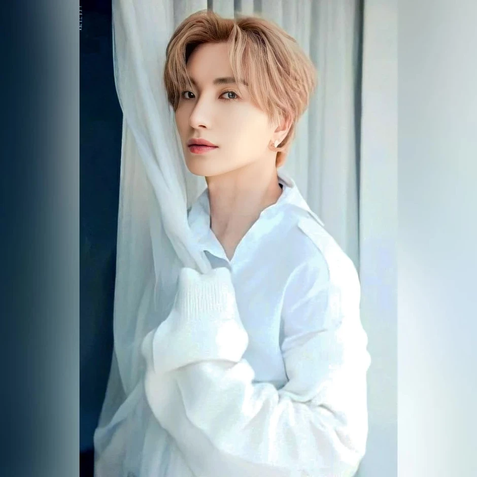 Thành viên nhóm nhạc quốc dân cứ lướt thấy gái xinh là nhắn tin tán tính, tất cả đều chung một công thức Thành viên nhóm nhạc quốc dân cứ lướt thấy gái xinh là nhắn tin tán tính, tất cả đều chung một công thức