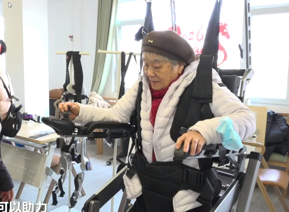 Thế giới ngỡ ngàng với viện dưỡng lão bằng robot tại Trung Quốc: Từ massage, cứu ngải, đến chơi cờ, pha trà cho các cụ già