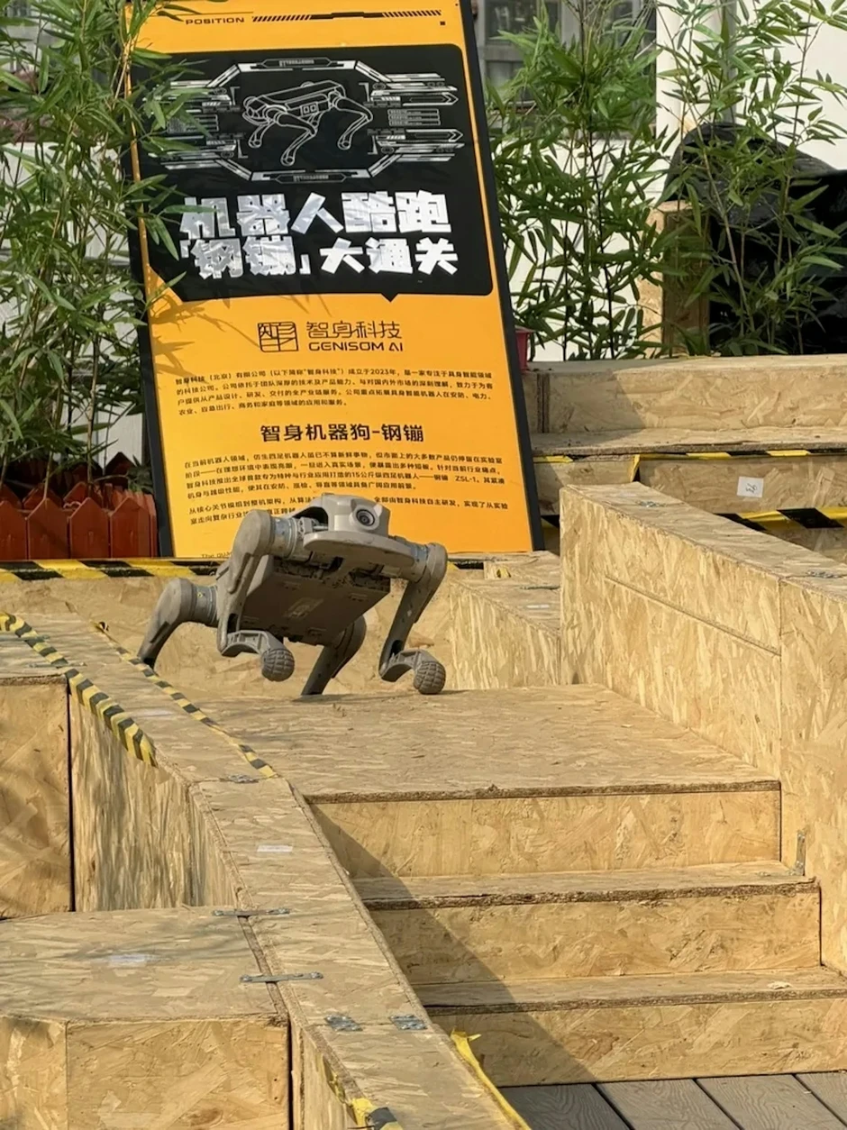 Thế giới ngỡ ngàng với viện dưỡng lão bằng robot tại Trung Quốc: Từ massage, cứu ngải, đến chơi cờ, pha trà cho các cụ già