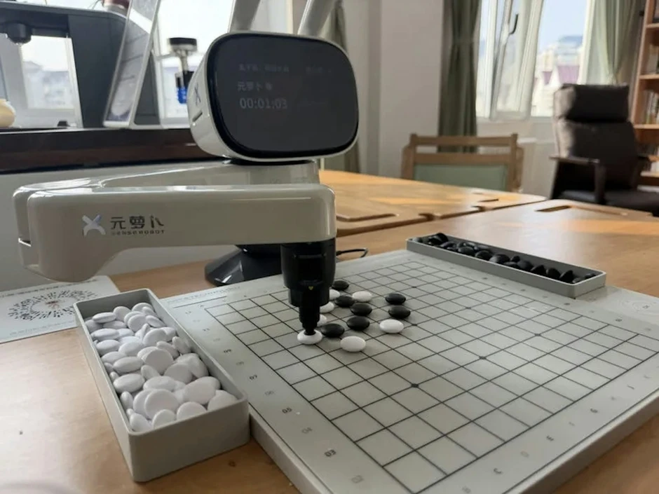 Thế giới ngỡ ngàng với viện dưỡng lão bằng robot tại Trung Quốc: Từ massage, cứu ngải, đến chơi cờ, pha trà cho các cụ già