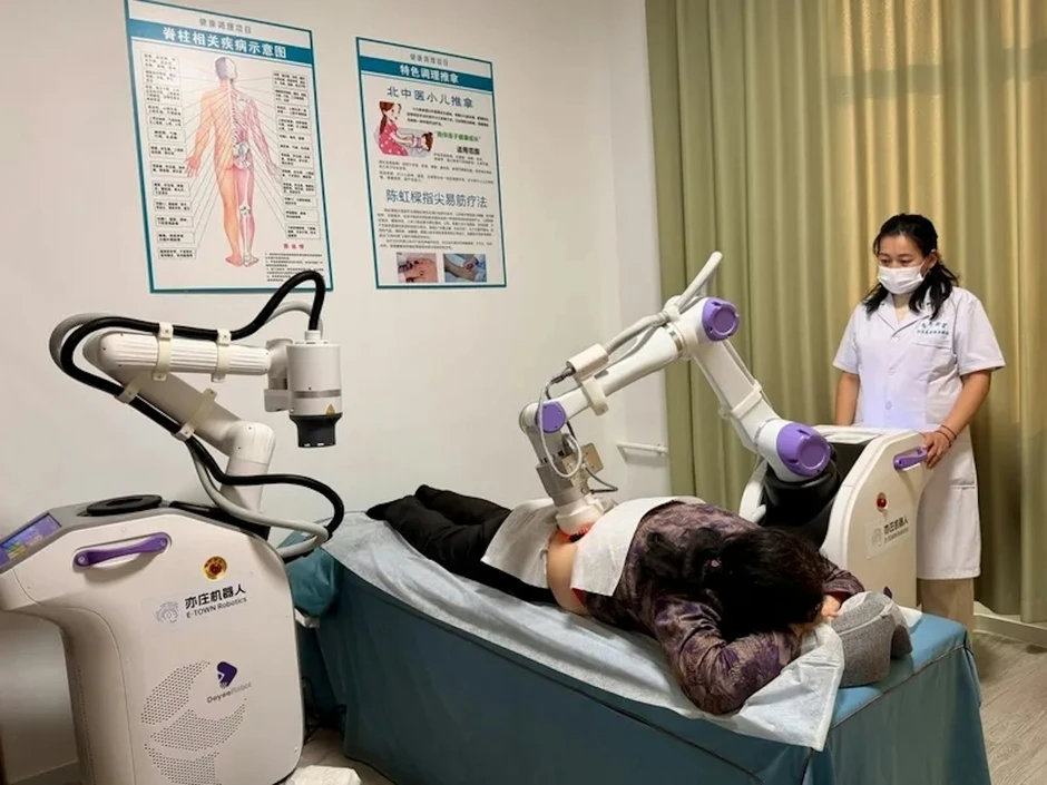 Thế giới ngỡ ngàng với viện dưỡng lão bằng robot tại Trung Quốc: Từ massage, cứu ngải, đến chơi cờ, pha trà cho các cụ già