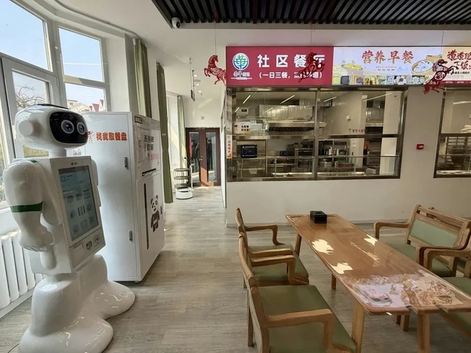 Thế giới ngỡ ngàng với viện dưỡng lão bằng robot tại Trung Quốc: Từ massage, cứu ngải, đến chơi cờ, pha trà cho các cụ già