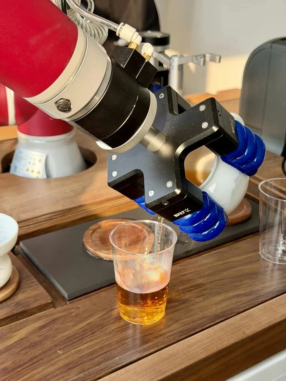 Thế giới ngỡ ngàng với viện dưỡng lão bằng robot tại Trung Quốc: Từ massage, cứu ngải, đến chơi cờ, pha trà cho các cụ già