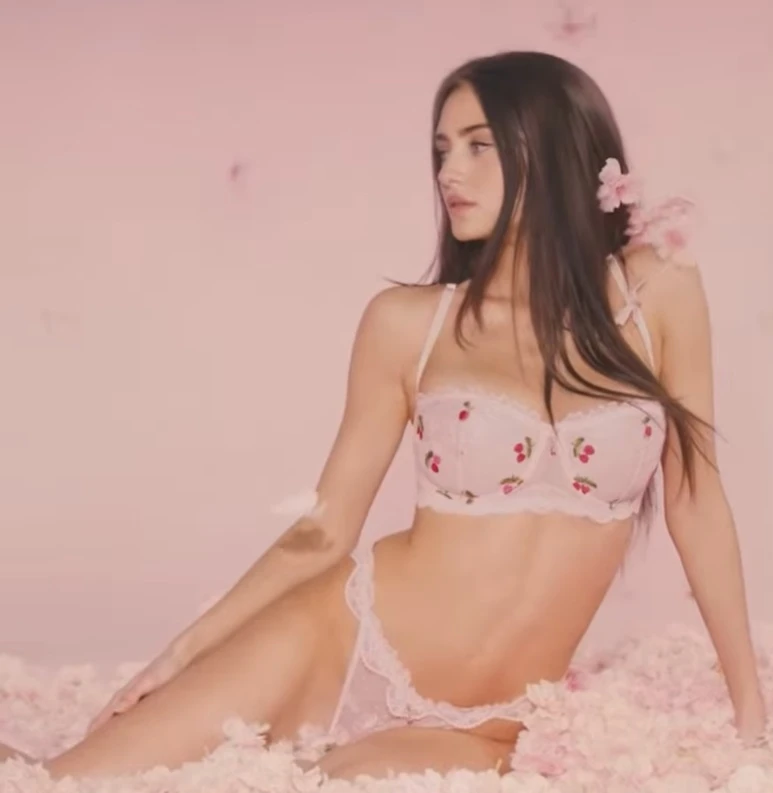 Thiên thần Victoria's Secret cùng con gái 21 tuổi tung bộ ảnh nội y cực cháy Thiên thần Victoria's Secret cùng con gái 21 tuổi tung bộ ảnh nội y cực cháy