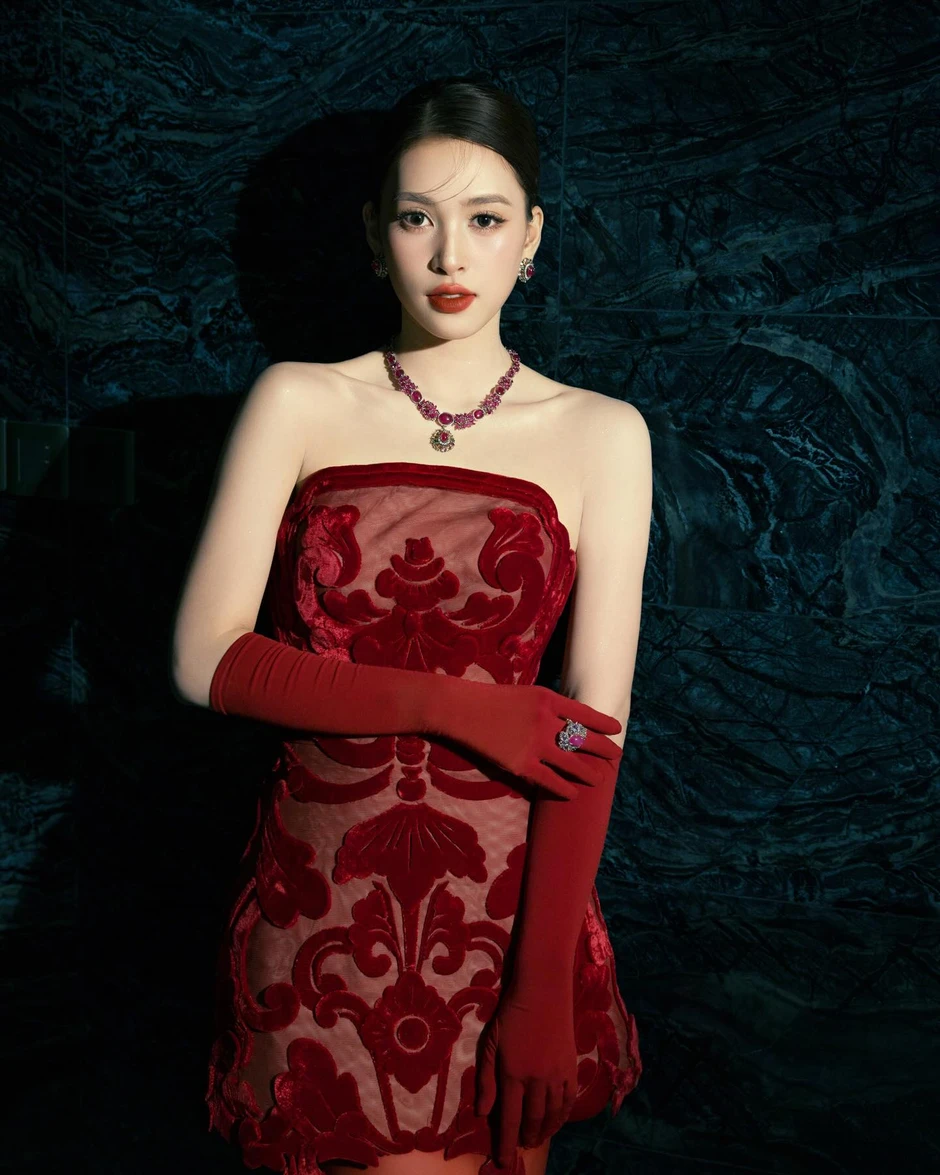 Thiều Bảo Trâm diện nội y đỏ gợi cảm, Tiểu Vy cũng bất ngờ "cạnh tranh"