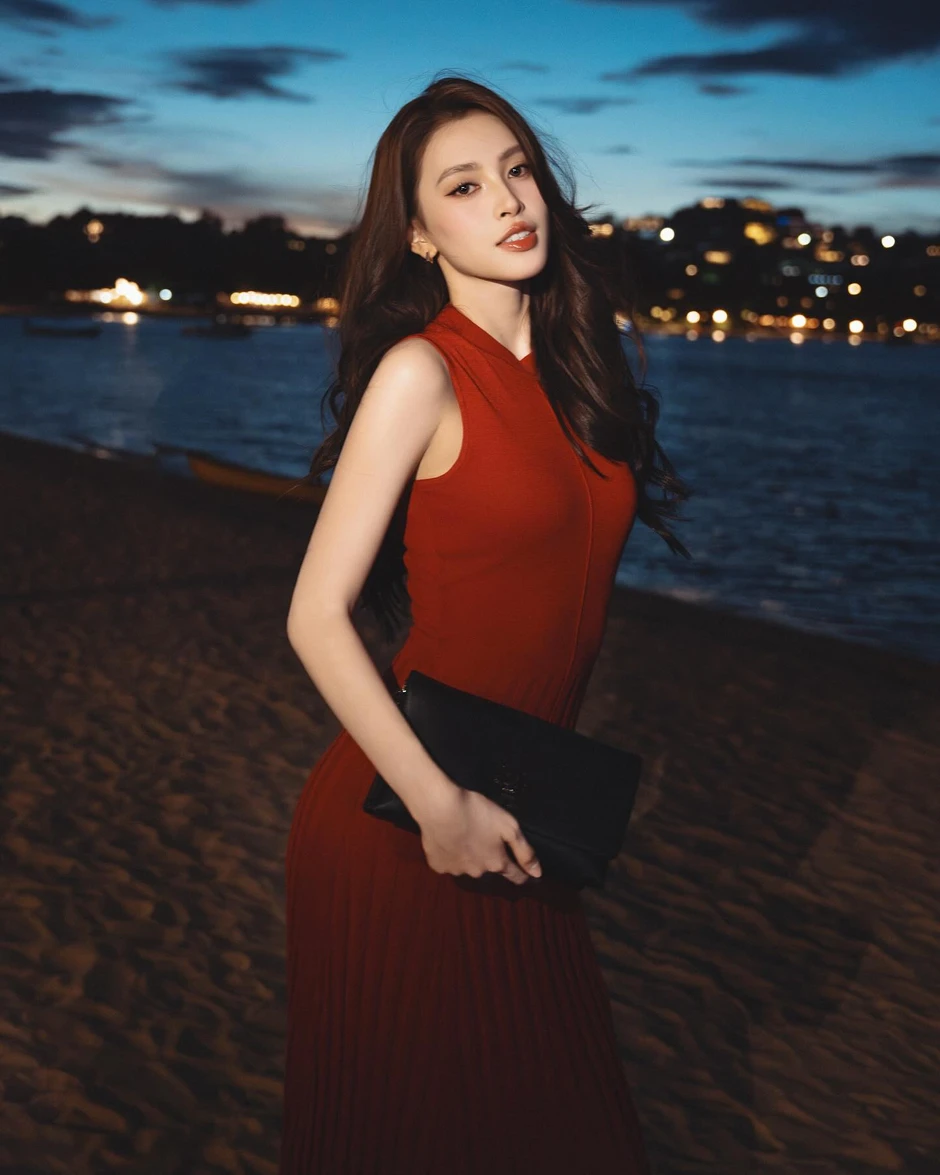 Thiều Bảo Trâm diện nội y đỏ gợi cảm, Tiểu Vy cũng bất ngờ "cạnh tranh"