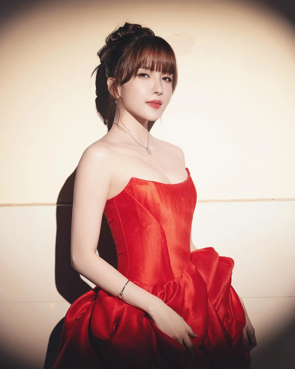 Thiều Bảo Trâm diện nội y đỏ gợi cảm, Tiểu Vy cũng bất ngờ "cạnh tranh"