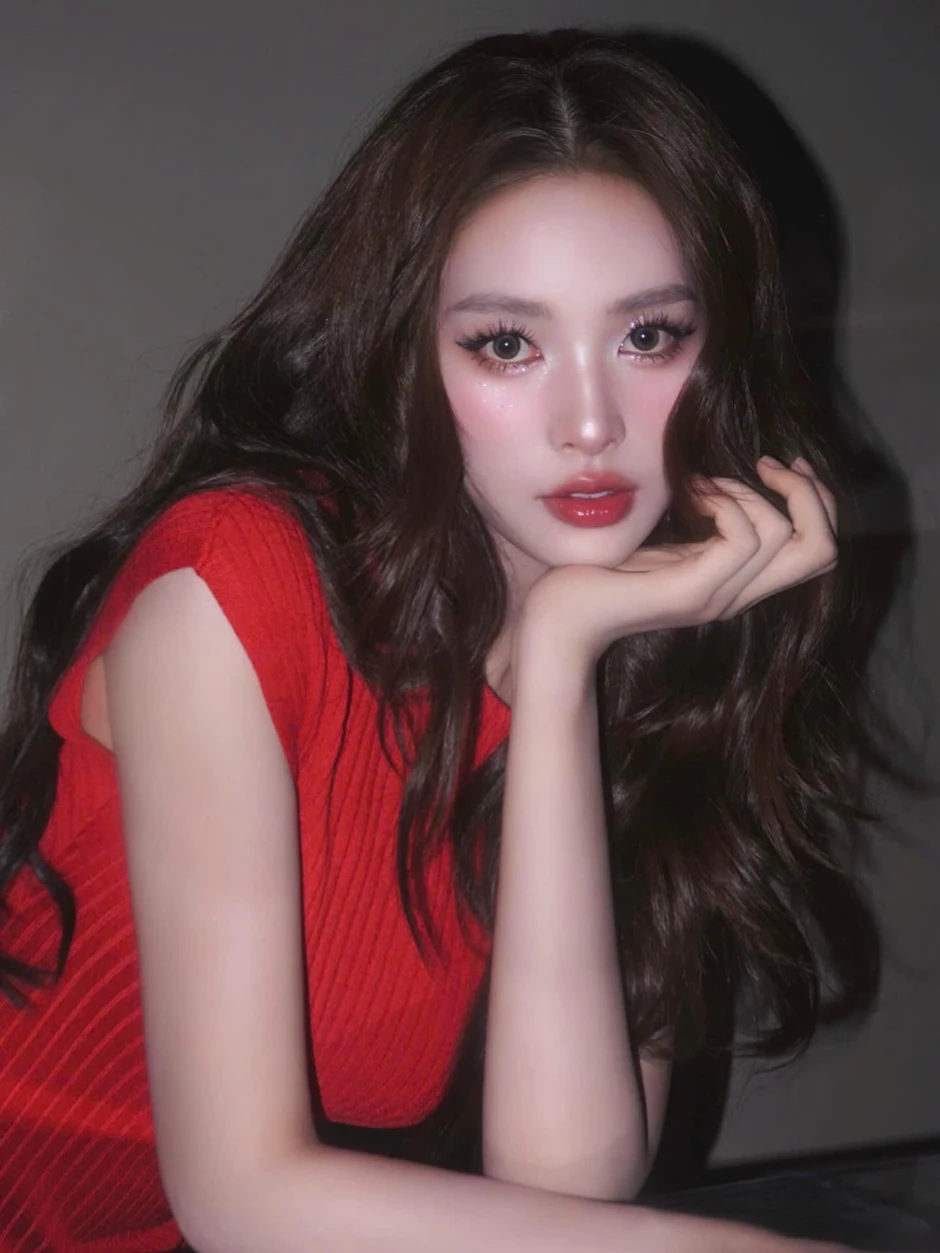 Thiều Bảo Trâm diện nội y đỏ gợi cảm, Tiểu Vy cũng bất ngờ "cạnh tranh"