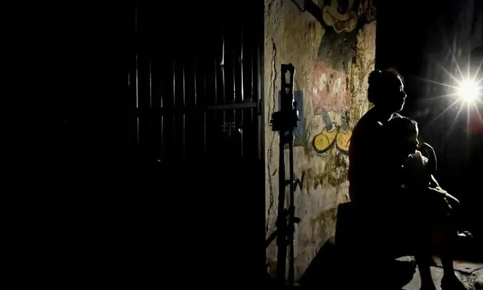 Thiếu hụt xăng dầu, 1 quốc gia châu Á ra lệnh tắt hết đèn đường và biển quảng cáo để tiết kiệm năng lượng Thiếu hụt xăng dầu, 1 quốc gia châu Á ra lệnh tắt hết đèn đường và biển quảng cáo để tiết kiệm năng lượng